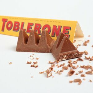 CEK BPOM Coklat Susu dengan Madu dan Nougat Almond Toblerone